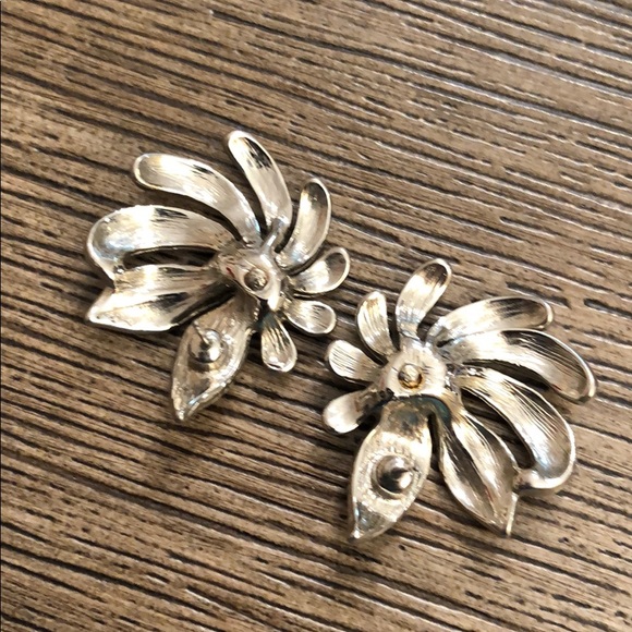 Vintage Silver Tone Floral Earring w/ Gold Accent - Picture 8 of 8
